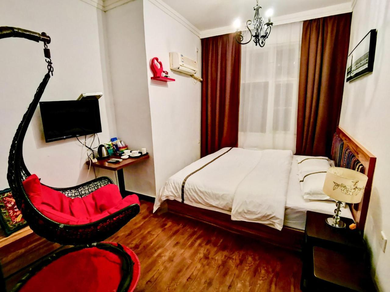 Fenghuang Little Bear Family Guest House Exterior foto