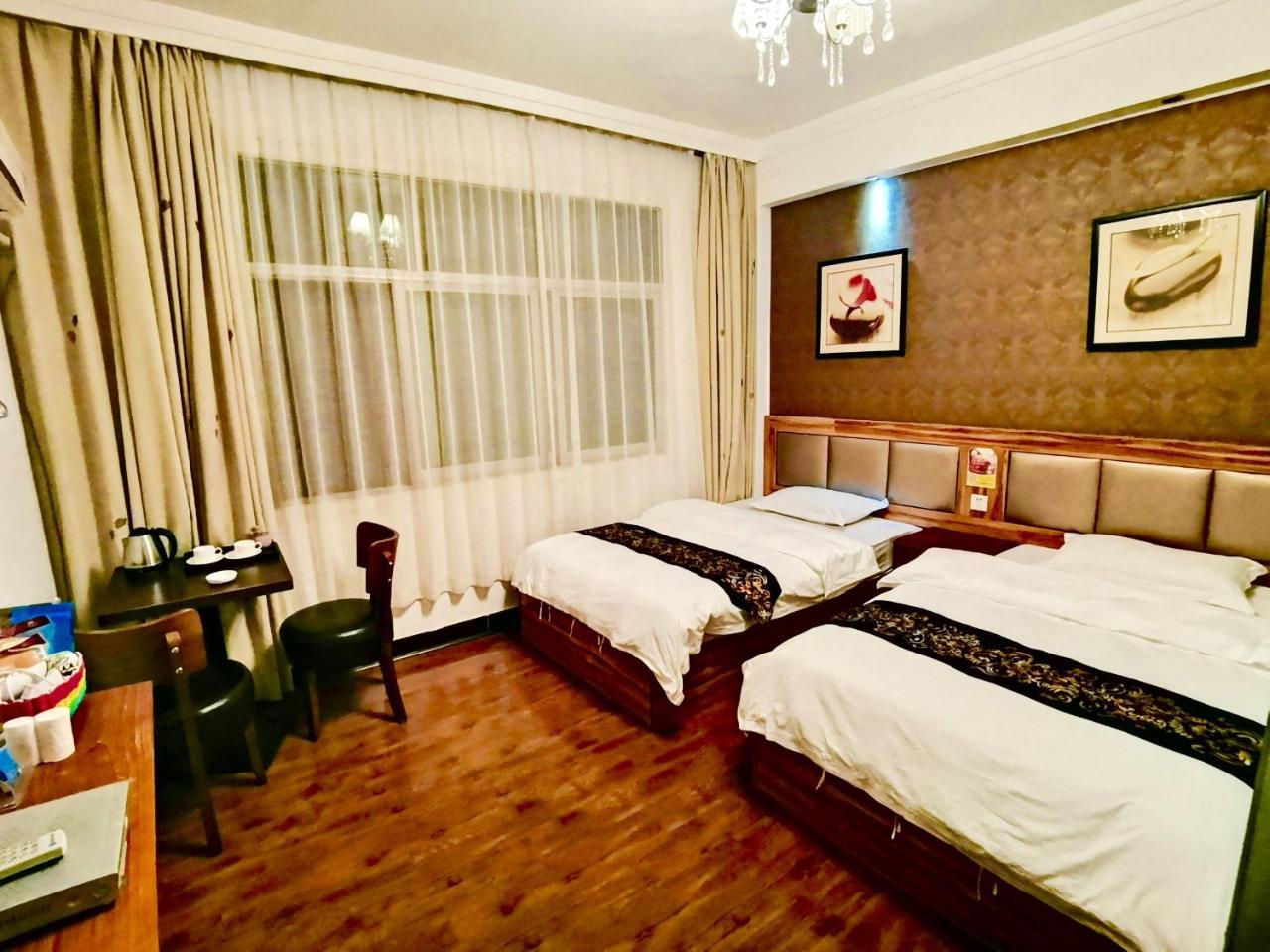 Fenghuang Little Bear Family Guest House Exterior foto